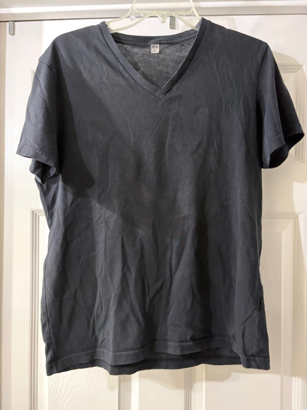 Uniqlo Classic V-Neck Men's T-Shirt - Black